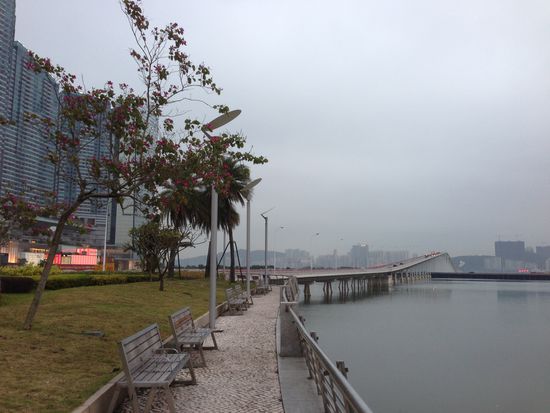 Nach einer ruhigen Nacht geht es erst mal ohne Frühstück über die Brücke zur Insel Taipa / Cotai zum Venetian.