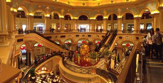 Bei den Rolltreppen oben wird extra darauf geachtet, dass keine Personen unter 21 Jahren in das Casino kommen und die Rolltreppe nach unten benutzen