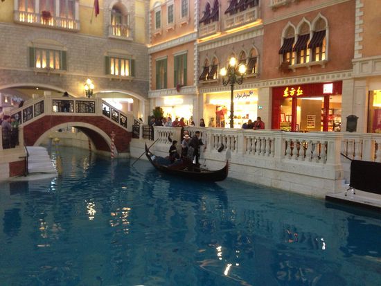 Hier schippern die Gondeln auf dem Kanal. Der ein oder andere Gondoliere versucht auch italienisch zu singen 