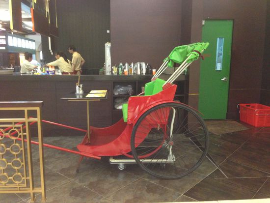 Hier kann beim Essen sogar eine Rikscha als Stuhl benutzt werden