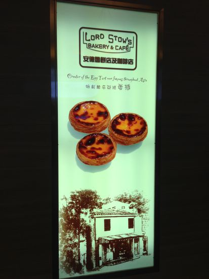 Hier in einem Café haben wir am künstlichen River eine Pause eingelegt.
Es gibt das leckere Egg-Tart, welches von allen hier zigfach verschlungen wird.