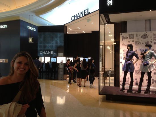 Das würden sich alle Shops/Läden wünschen...
Es sind insgesamt 2 Kunden im Laden und der Rest muss vor dem Türsteher und der Kordelkette warten, bis sie wieder den Laden verlassen haben... Ich kann es kaum glauben 