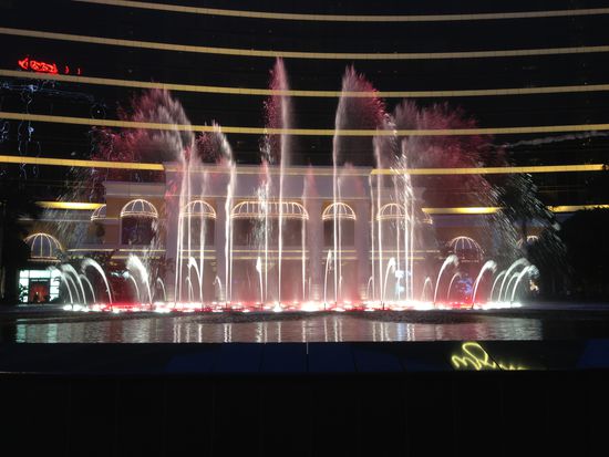 in regelmässigen Abständen gab es eine kleine Lightshow am Brunnen