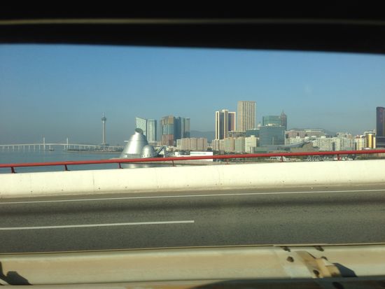 Die 15 Minuten Fahrt zum Airport geht wieder über die große Brücke.