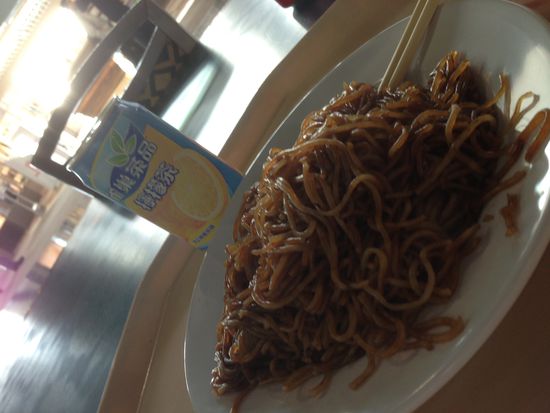 Frühstück am Flughafen um 9 Uhr