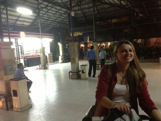 Auf Bali sind wir sicher gelandet.
Auch hier ging es wieder lustig zu mit den Taxifahrern 
Ich habe dann meinen Preis vorgeschlagen, welchen wir bereit waren zu bezahlen und kurz danach fand sich auch noch Einer, der die Strecke am Abend gefahren ist