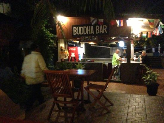 und was sehe ich daaaaa...???
Bei dezenten abendlichen 30 Grad läuft der Angestellte mit der DAUNENJACKE durch die Anlage... Bei dem Anblick habe ich mich gleich nochmal an meinem kühlen Bintan festgehalten.
Der Tag ist jetzt vorbei... Guats Nächtle