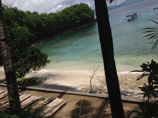 mit Liegen am Strand