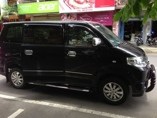 eine Stunde später haben wir uns entschlossen noch den sogenannten "Muttertempel" auf Bali zu erkunden.
Hier ist unser cooler Van inkl. "privatdriver"