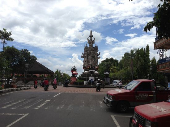 Das ist mal ein Kreisverkehr...
Die Fahrt zum Pura Besakih ist eine lockere Tour von ca. 1 - 1 1/2 Stunde