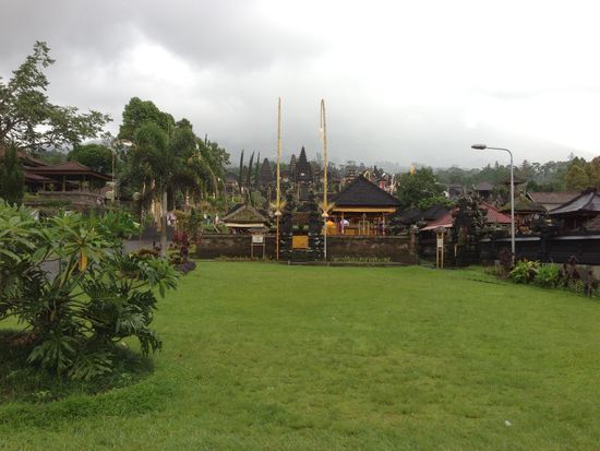 nach einen kurzen Walk den Berg hinauf sind wir angekommen am Tempel Besakih....