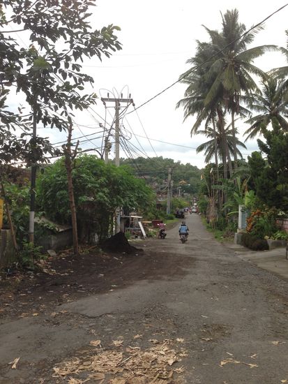 hier wird bald geteert  so in ca. 15-20 Jahren...
Dann kommt der Flüsterasphalt nach Bali. Augsburg ist ja schon seit paar Jahren in der Testphase.