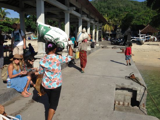 Hier werden immer noch traditionell die Gegenstände auf dem Kopf getragen.