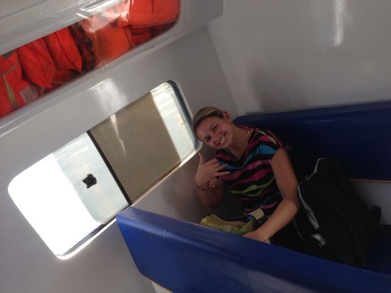 Gut zu sehen sind die Rettungswesten, die sicher verstaut sind