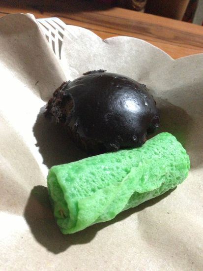 hmmm? Was soll das denn sein? Sieht komisch aus, aber egal...
Es ist ein Dessert!