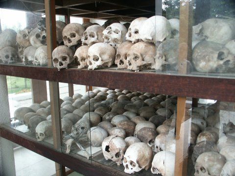 Totenschädel im Innern des Stupa von Choeung Ek in den Killing Fields