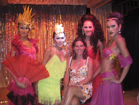 Transvestiten Show am Abend - ok das in der Mitte sitzend bin dann ich, gell!! 