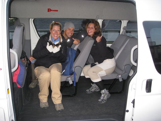 Leanne, Sam und ich am Morgen um 6 Uhr vor der Abfahrt zum Tongariro Crossing