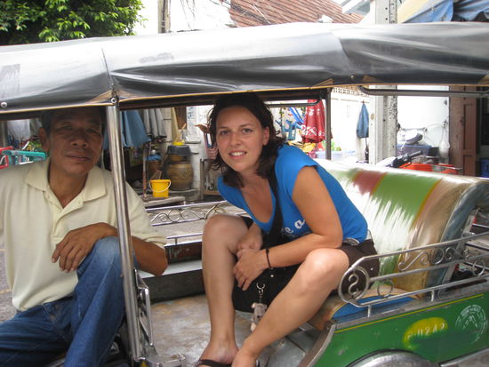 mein Tuk-Tuk Fahrer und ich  Er wollte dass ich mit dem Touristik-Office spreche dafuer bekam er 10 l Benzin umsonst... 