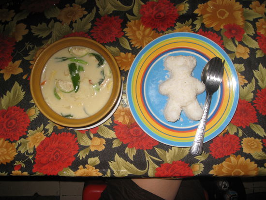 eine nette Staerkung zwischendurch...ein Reis-Teddy und Green-Curry...mmmmmh