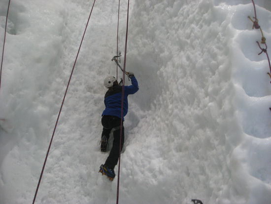 ich beim Eisklettern