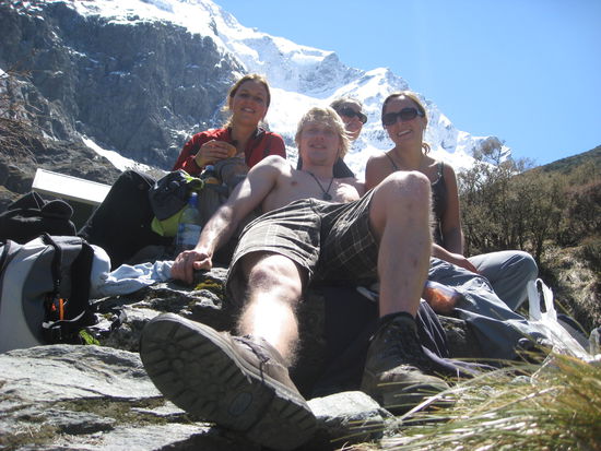 unsere Truppe und Rob Roy Gletscher im Hintergrund
