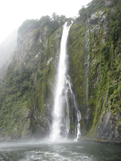 ein Wasserfall in Milford Sound