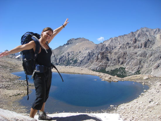vorbei an einem kleinen Bergsee