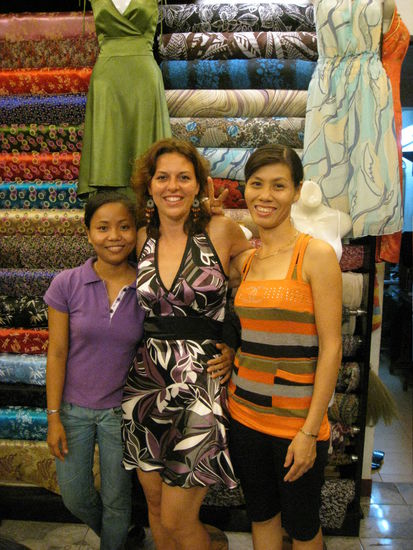 mein neues Kleid  und meine zwei Schneiderinnen (links Tuong)