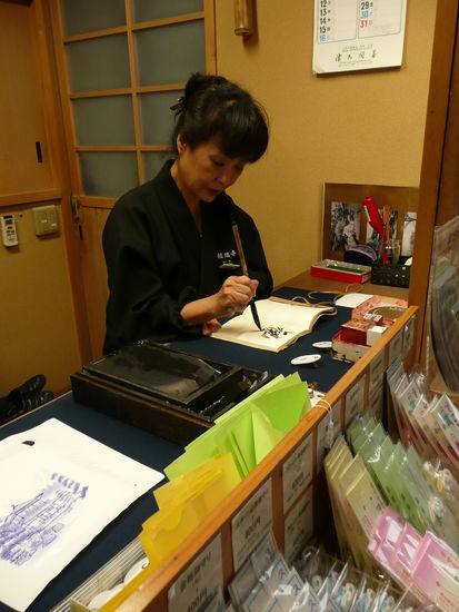 Kalligraphie-Meisterin