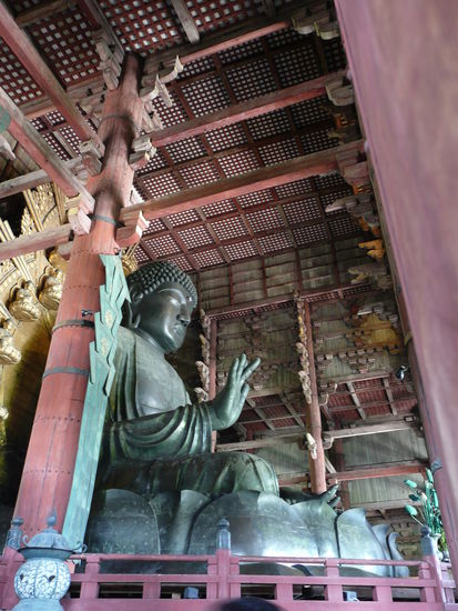 Buddha im Holztempel