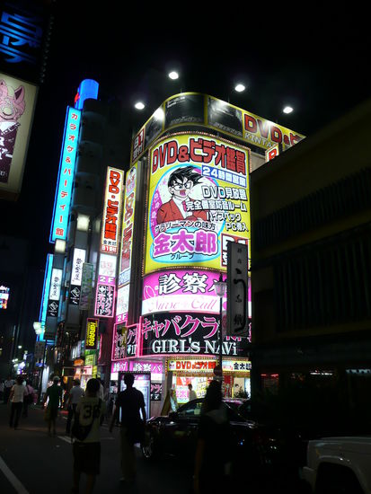 Ost-Shinjuku "Leuchtreklame" fuer Go-Go Girls