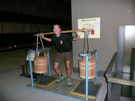 Im Edo-Tokyo Museum (da konnte man mal ausprobieren, wie sich ein Lastentraeger zur Edo Zeit gefuehlt hat; war ganz schoen schwer und klein....)