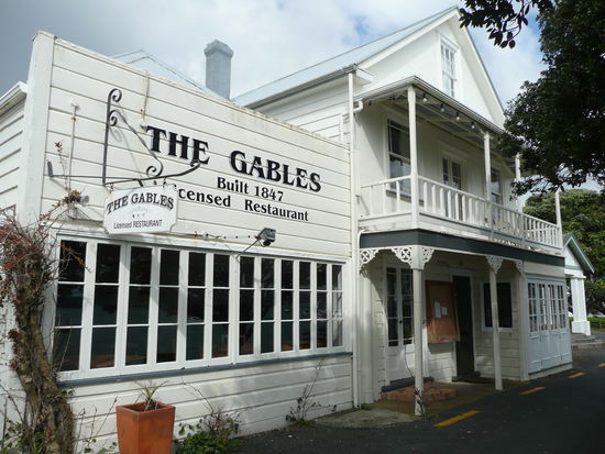 schoenes Restaurant in Russell