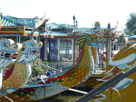 Drachenboote am Parfuemfluss