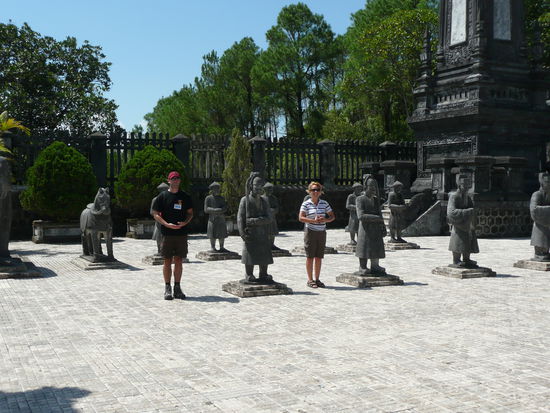 "Steinsoldaten" am letzten Grab