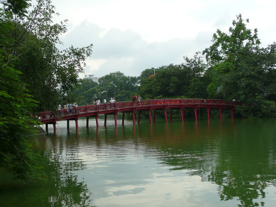 Hoa Kiem See in Hanoi (da sollen angeblich Riesenweichschildkroeten leben)