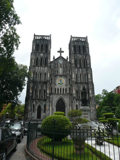 Kathedrale in Hanoi (da ums Eck gabs lecker Cafe au lait)