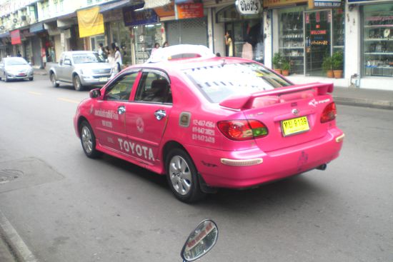 pinke taxis-leider fahren die auch so schnell wie bei the fast and the furious
