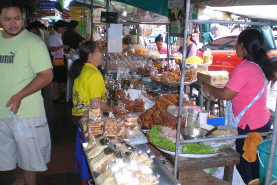 typische essensstaende mit merkwuerdigen speisen...