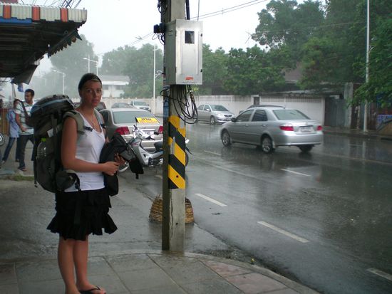 plötzlicher sturzregen bei unserer ankunft in ayuthaya, wir sind pitschenass im gästehaus angekommen...