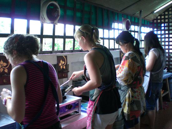 wir kochschüler an unseren woks...