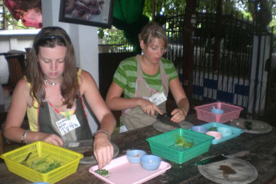 nina schnippelt ganz kozentriert ihr gemüse