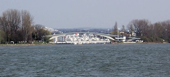 Die Einfahrt in den Schiersteiner Hafen überspannt die Dyckerhoff-Zementbrücke
