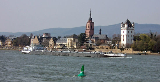 Die Uferfront von Eltville mit dem Kurfürstlichen Schloss und der gotischen Kirche Peter und Paul
