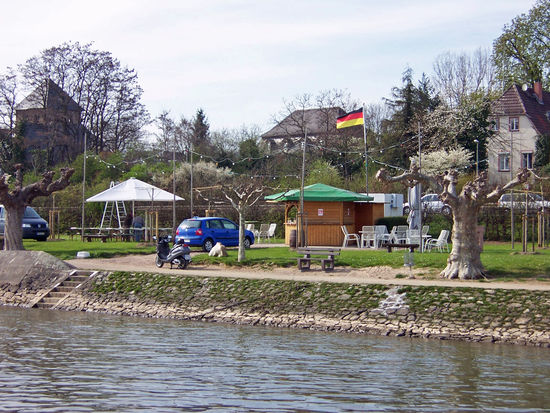 Weinprobierstand an der Rheinfähre Winkel-Ingelheim