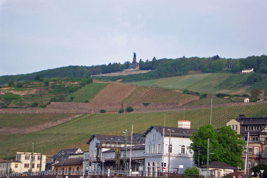 es braust ein Ruf wie Donnerhall zum Rhein, zum schönen Rhein… die Germania