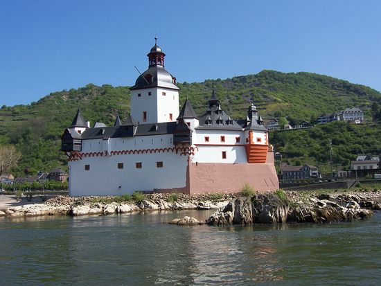 der Ort Kaub, bekannt durch das Elslein von Kaub,  und Blücher, der hier einen Brückenkopf über den Rhein schlug und Napoleon nachsetzte, und die Pfalzgrafenstein, bekannt als Pfalz bei Kaub