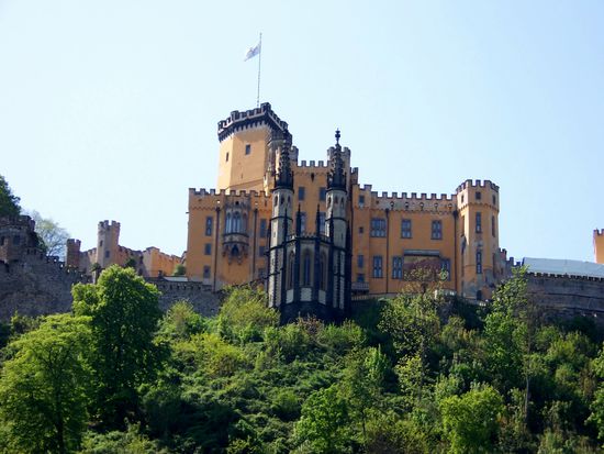 Schloss Stolzenfels Erbaut im
13. Jahrhundert. 1689 von den Franzosen
zerstört. 1836 – 1842 im Auftrag des romantischen Preußenkönigs
Friedrich-Wilhelm IV. von dem bekannten
Baumeister C.F. Schinkel neu erbaut. 
Ein neu-gotischer Traum in Ocker.