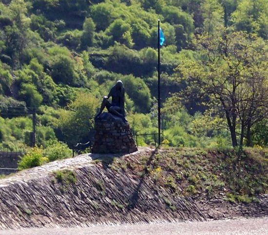 Ich weiß nicht was soll es bedeuten....
Die Loreley: 
Ich singe und zupfe die Harfe,
ich wüßt ja net, was i sonst tat,
ich weiß nicht, was soll es bedeuten,
das Lied wird mir jetzt schon fad.